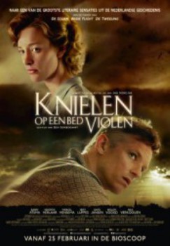 poster Knielen op een bed violen&nbsp;&nbsp;(2016)